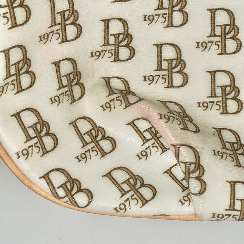 Dooney and Bourke 1975 collection signature cream patent leather shoulder bag - Picture 3 of 10